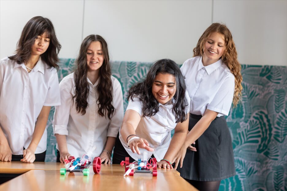4 students racing cars powered by hydrogen